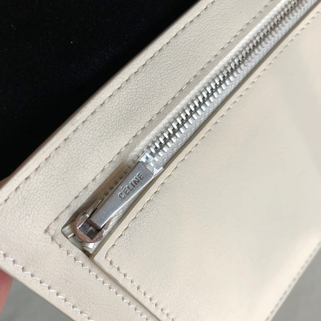 Длинный кошелек Celine — черный и кремовый — с принтом в виде пальм.