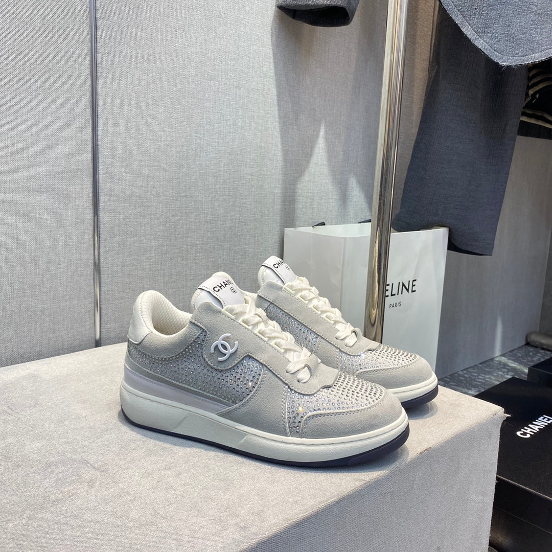 Весенняя коллекция Chanel 2023 — Повседневные кроссовки со стразами — Серые
