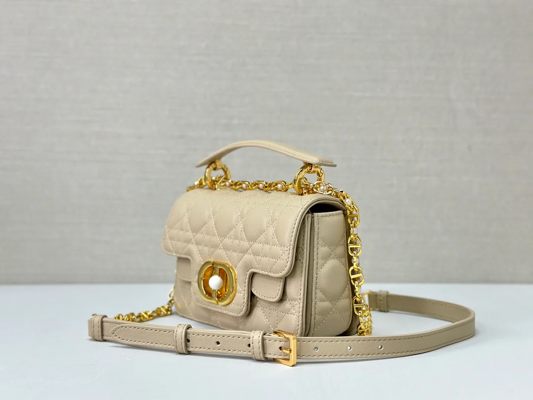 Маленькая сумочка Dior Jolie с жемчужной цепочкой - кремово-абрикосовый цвет