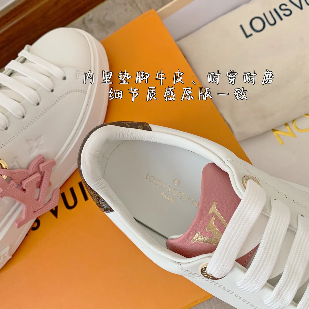 Белые кроссовки на платформе LV Time Out Series с розовым язычком