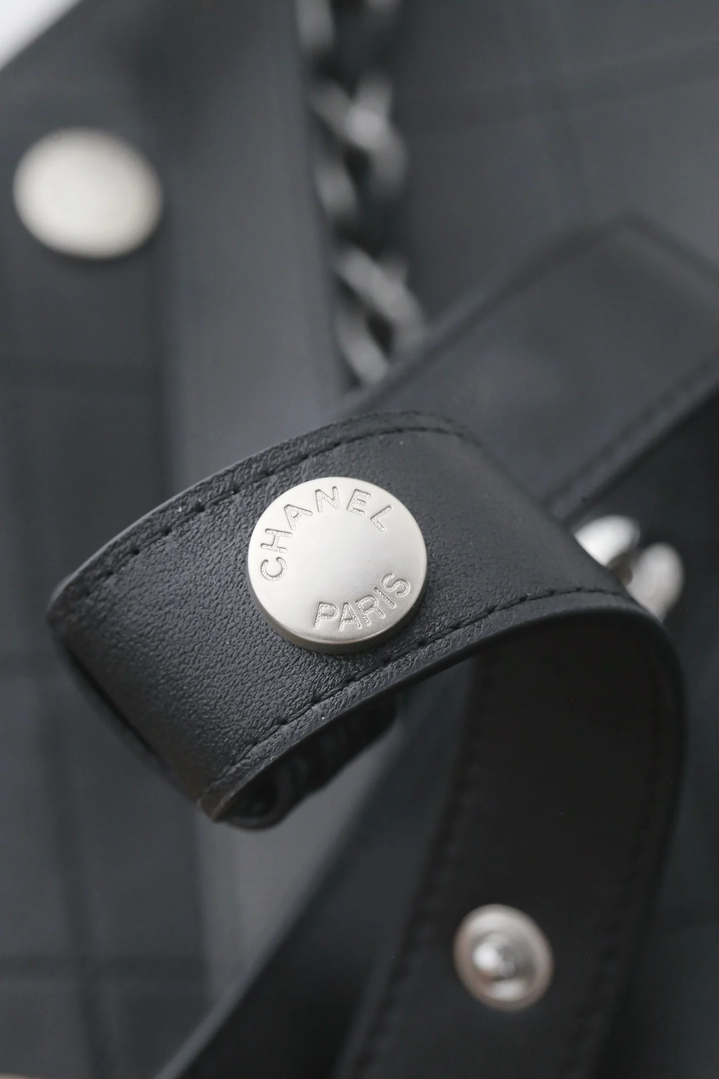 Сумка Chanel в стиле хиппи с золотой монетой 25 пенсов — черно-серебряная.