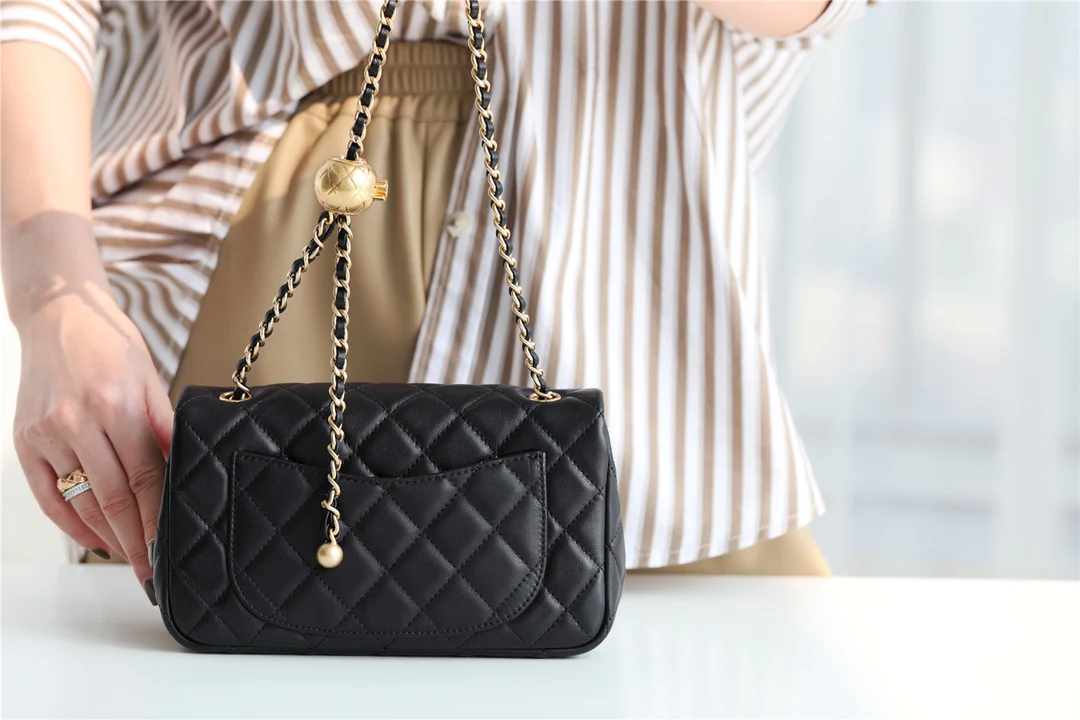 Chanel - Золотая сумка-клапан с шариком из углеродного волокна