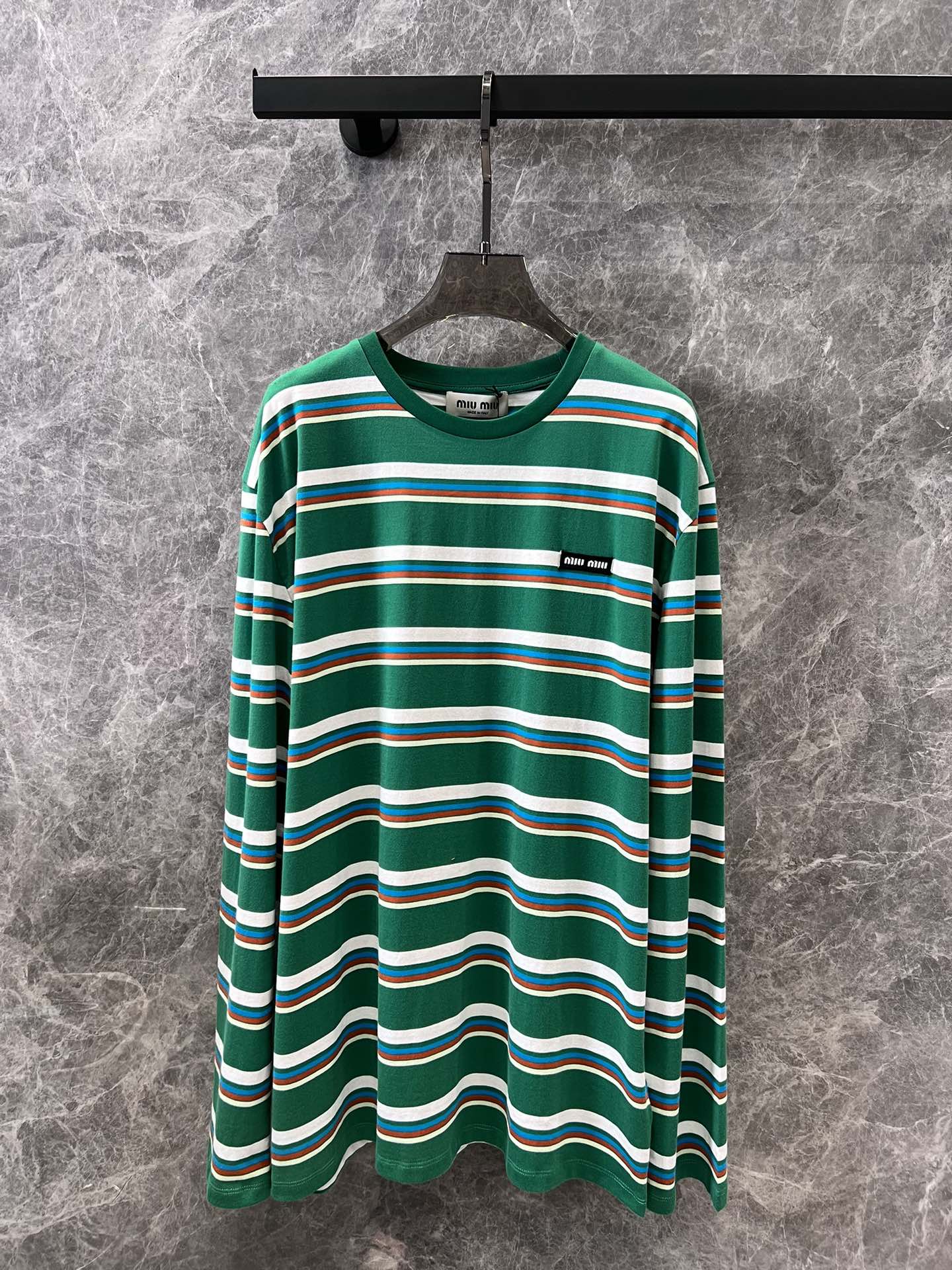 Miu Miu - 2404 - 24ss Весна/Лето Новая модель: футболка с длинными рукавами и микрологотипом в полоску, с цветовыми блоками - зеленая