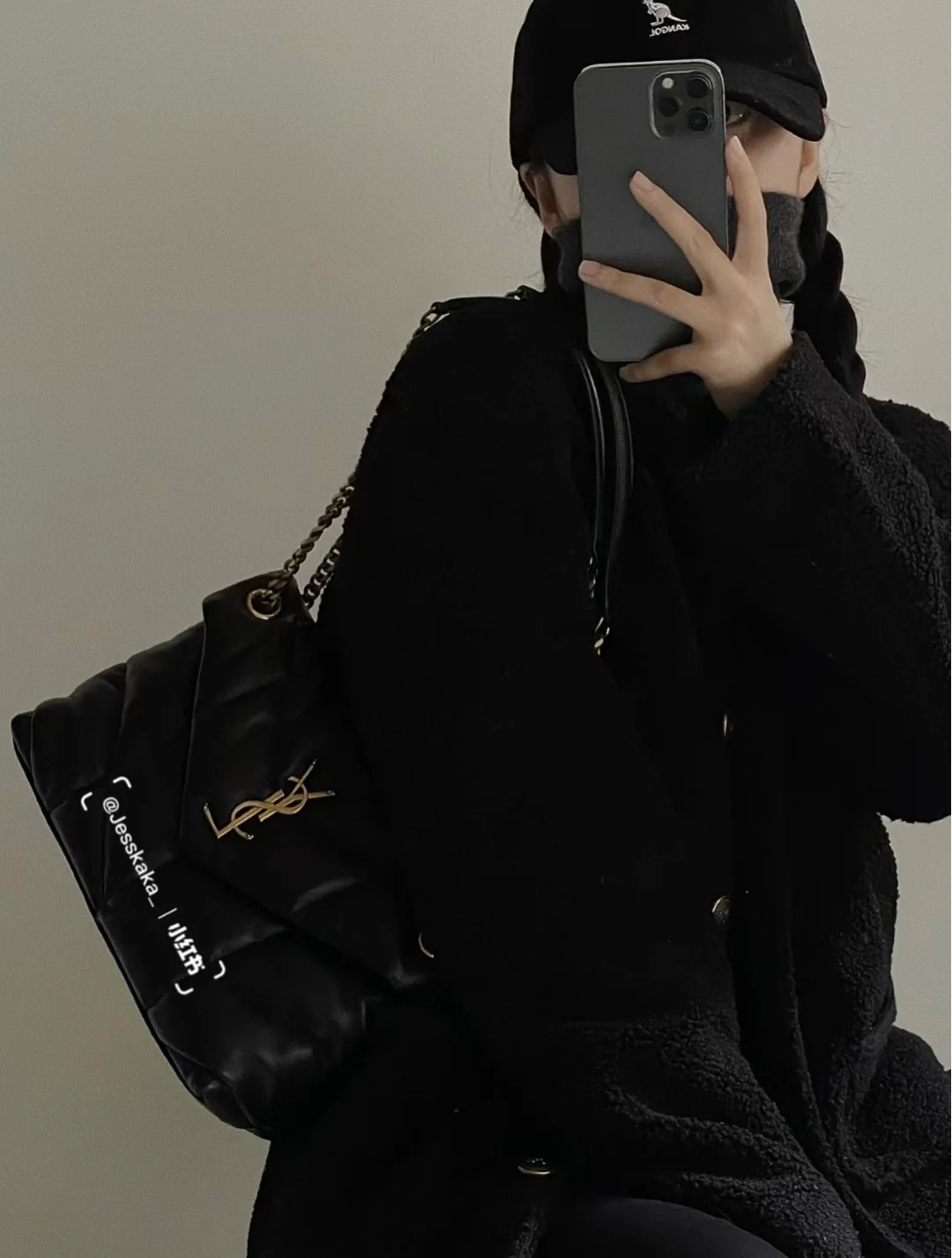 Пуховая сумка YSL Loulou Puffer 29 см из стеганой овечьей кожи цвета ?облако? — черная с золотой фурнитурой.