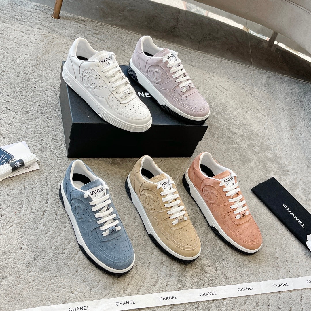 Новинка сезона весна/лето 2023 от Chanel - Кроссовки из телячьей кожи - Телесно-фиолетовые