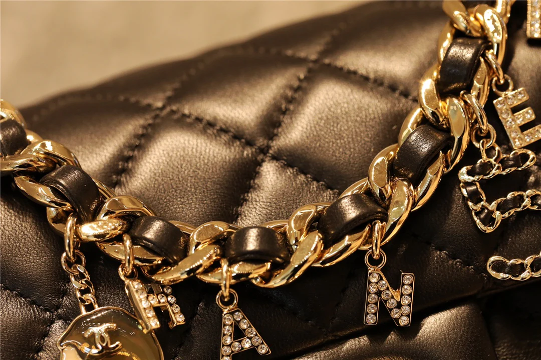 Миниатюрный кулон-значок Chanel CF