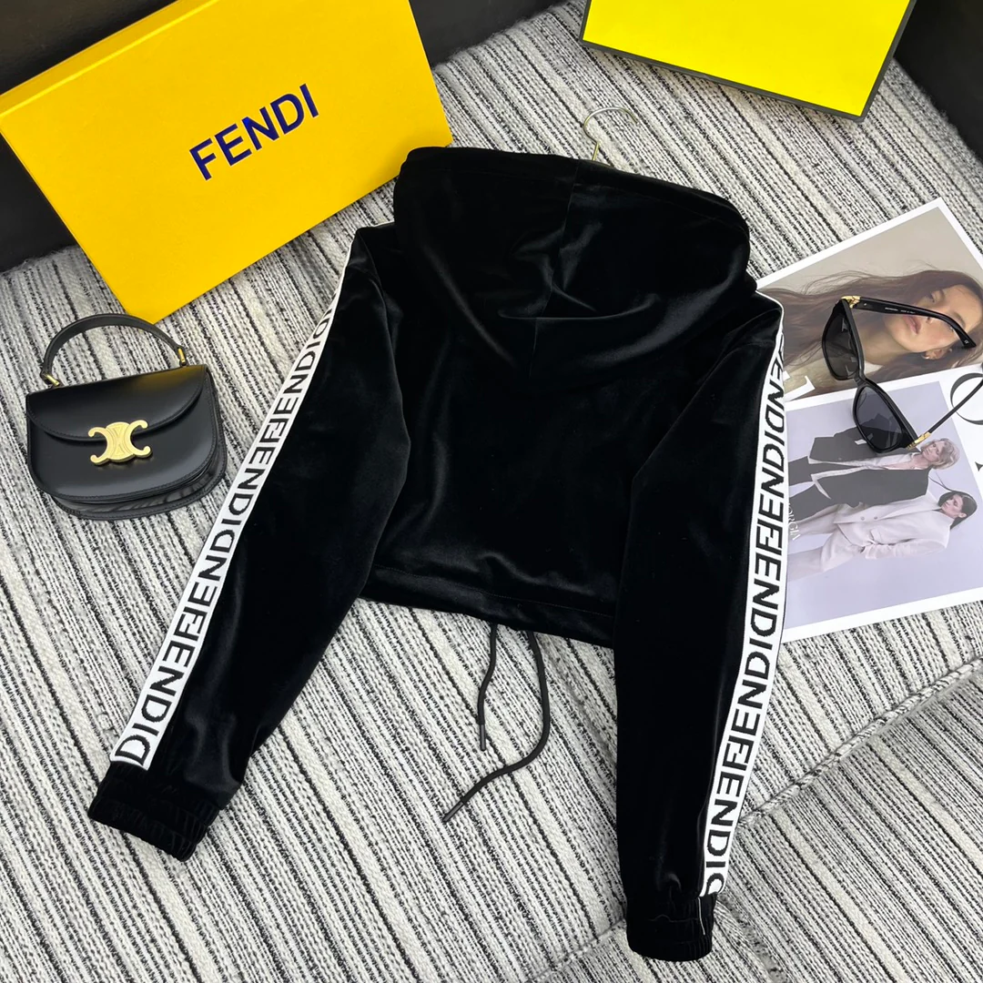 Fendi - 2403 - Новинка ранней весны 2024 года: бархатная толстовка с отделкой лентой и эластичным поясом, брюки прямого кроя.