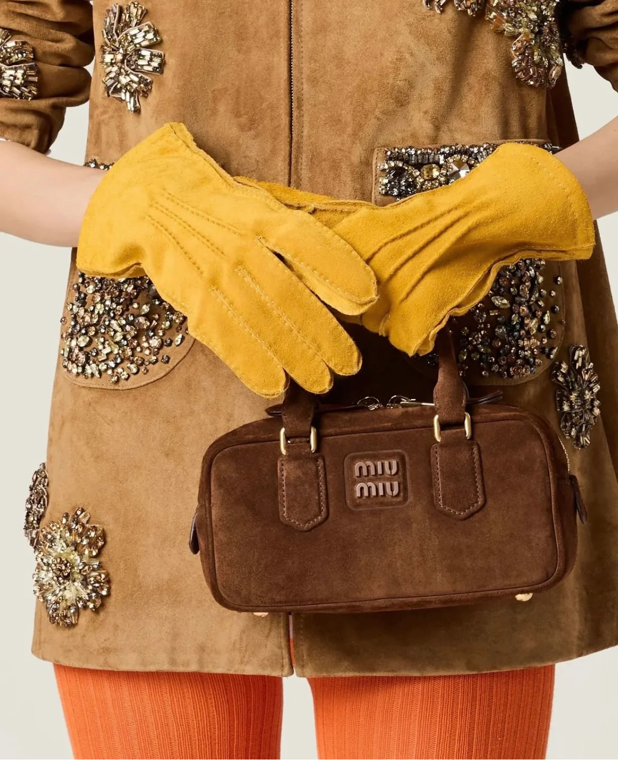 Сумка-боулинг Miu Miu из замши, маленькая, коричневая, излучает роскошь при ношении.