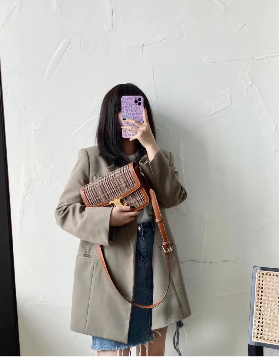 Сумка Celine Triomphe Medium из искусственной кожи и кожи вагю, в желто-коричневой клетке ?гусиная лапка?.