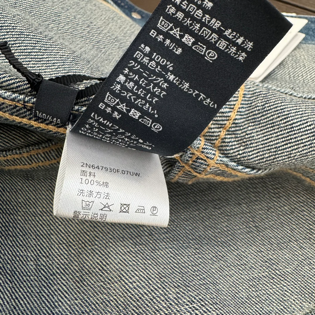 Celine Весна/Лето 2024: Новая короткая джинсовая куртка с воротником-стойкой и зауженной талией.