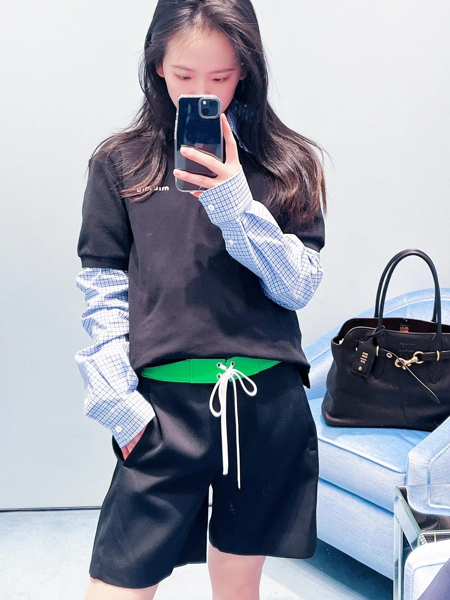 Miu Miu - 2404 - 24ss Весенне-летняя новинка: бермуды из атласа и нейлона с цветовыми блоками - черные