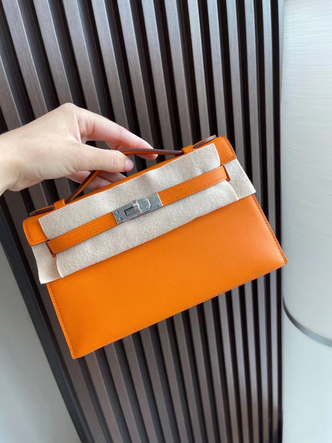 Мини-сумка Hermes Kelly 1-го поколения, 22 см, оранжевая, с серебряной пряжкой.