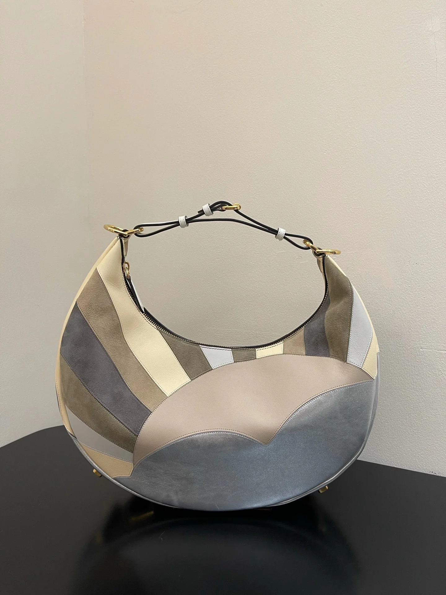 Fendi-fendigraphy - Большая сумка под мышку в форме полумесяца