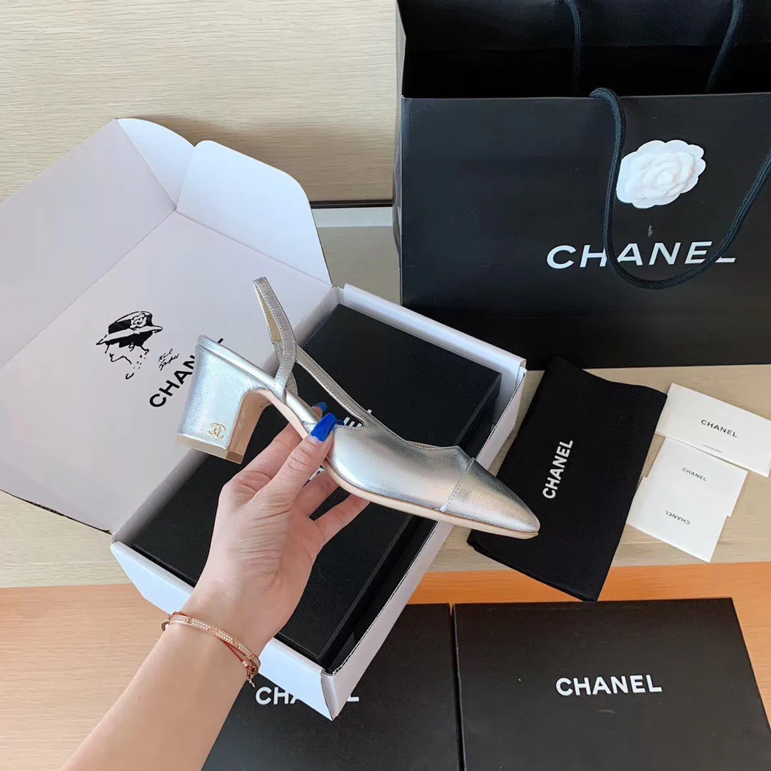 Классические сандалии Chanel на массивном каблуке - серебристые