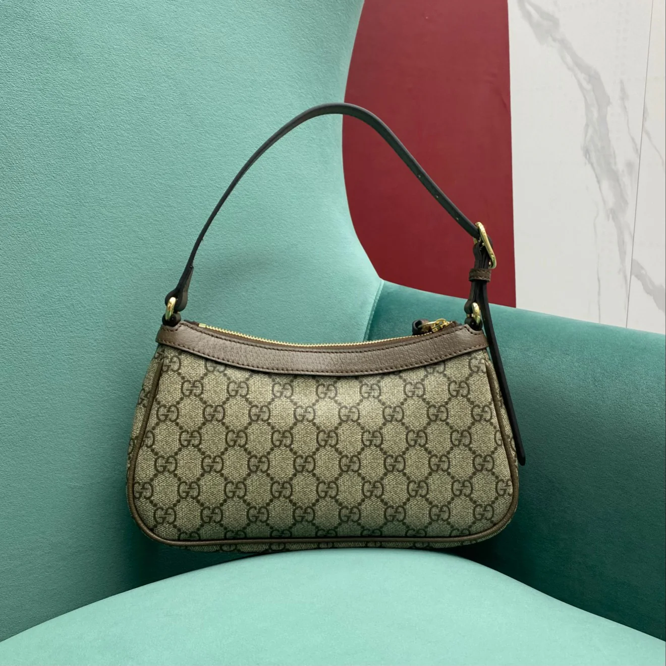 Сумка-хобо Gucci с монограммой.