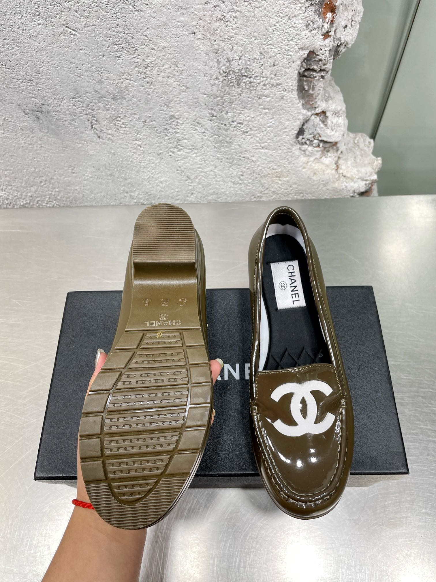 Новинка сезона осень/зима 2022 от Chanel - Ретро-туфли на низком каблуке в стиле афро - Зеленый