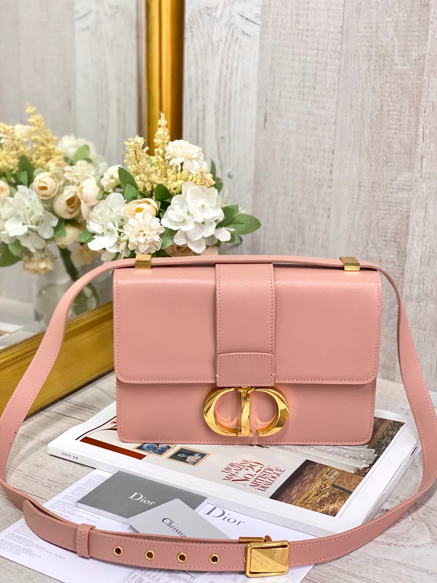Dior Montaigne 30 series, 24cm, телячья кожа, гладкая текстура, розовый цвет.