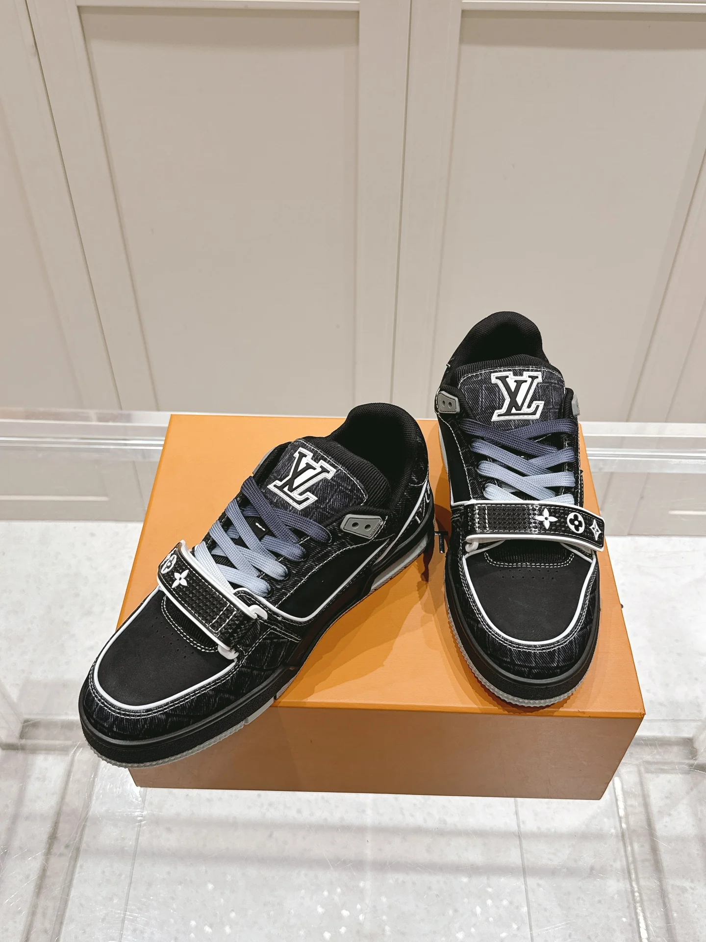 Скейтбордические кроссовки LV-2024 на липучках - черные