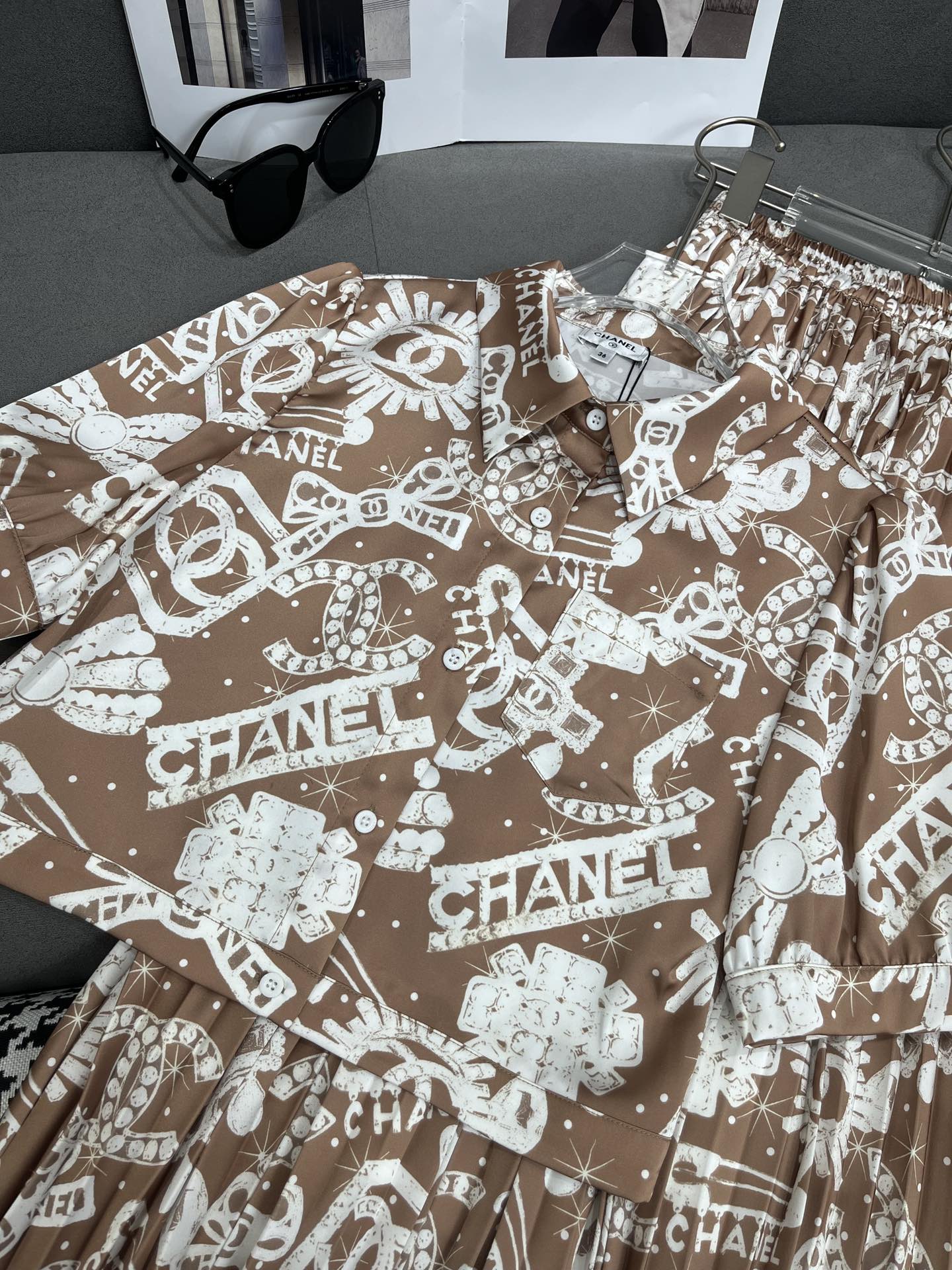 Комплект Chanel 2403-24ss весна/лето: короткая рубашка и плиссированная юбка - коричневый