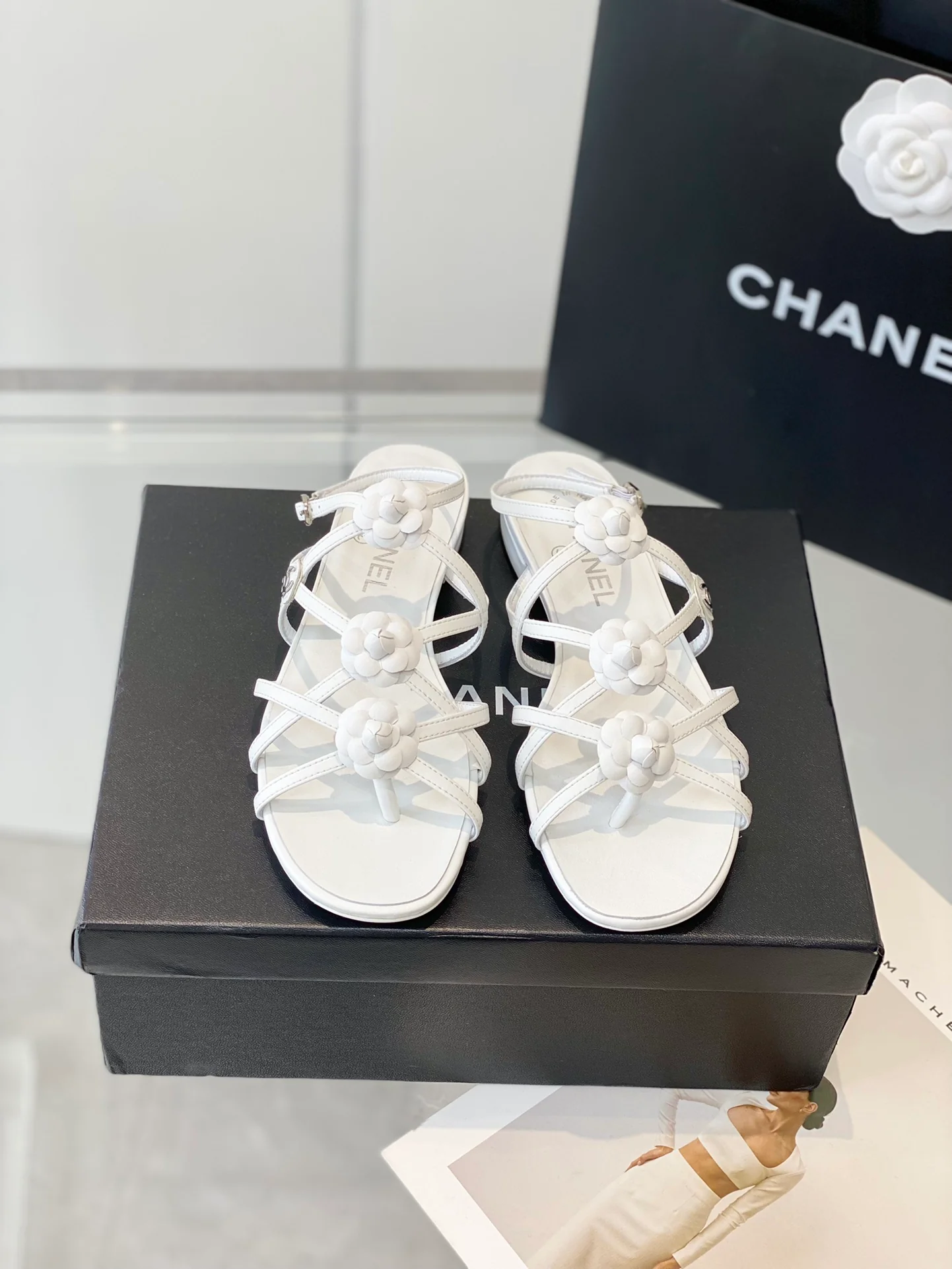 Новинка сезона весна/лето 2023 от Chanel - сандалии Camellia - белые.