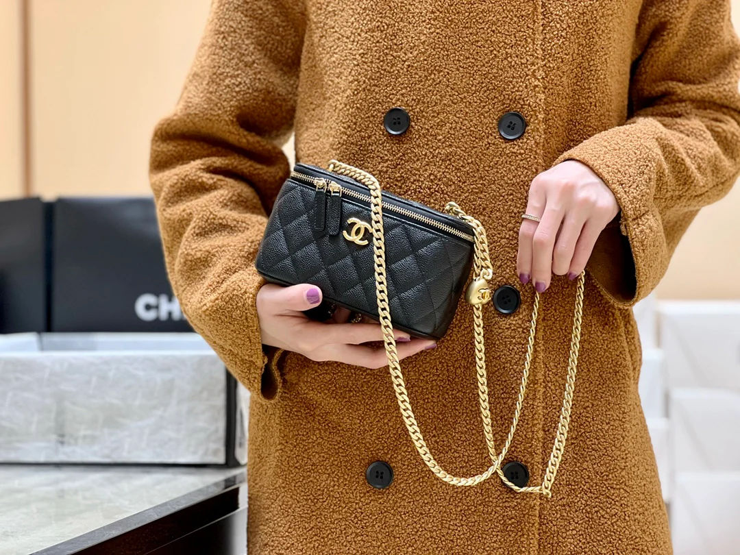 Новинка сезона весна/лето 2023 от Chanel - Длинная сумка-коробочка в форме сердца - 17 см - Черная - На фото: В образе.