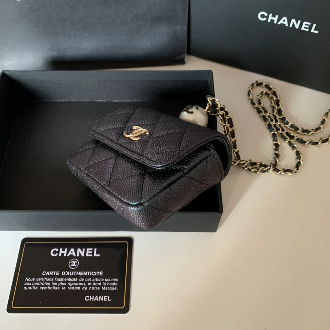 Монетоприемник Chanel с жемчужной цепочкой - 1 шт.