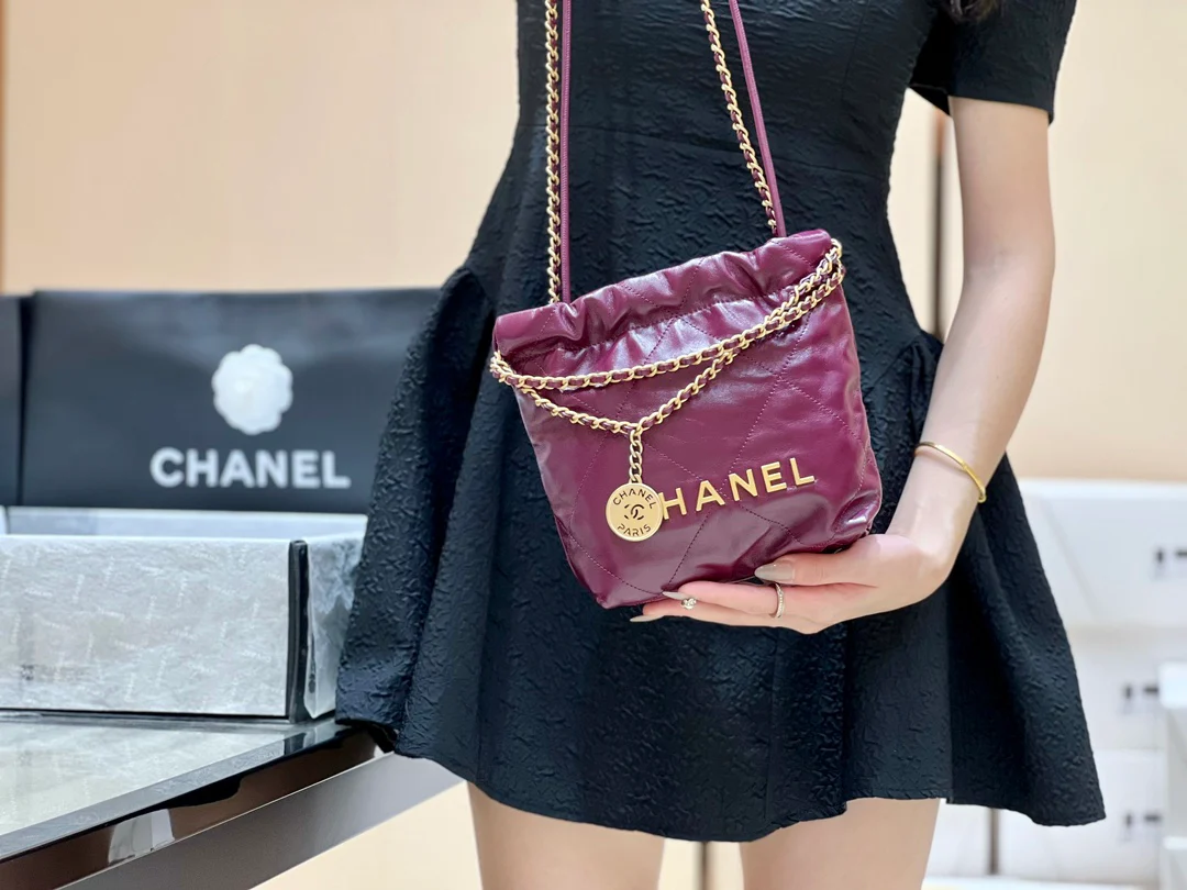 Новинка сезона весна/лето 2023 от Chanel - сумка 22 - мини - бордовый - Фотографии в действии - 1