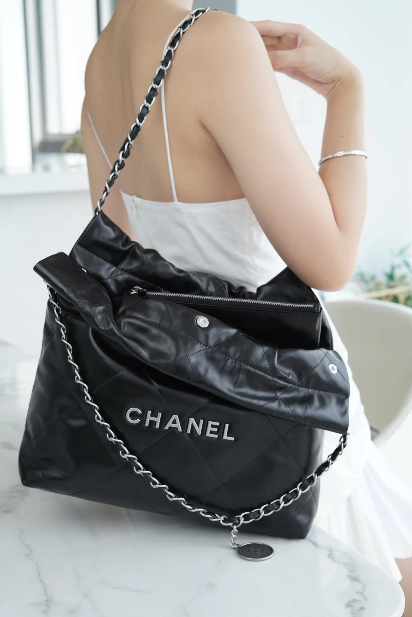 Сумочка Chanel No. 22 — черная с серебристыми элементами, маленький размер.