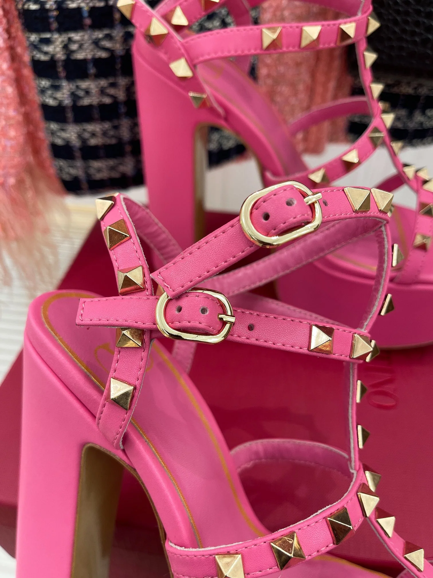 Босоножки на высокой платформе Valentino с заклепками — розовые