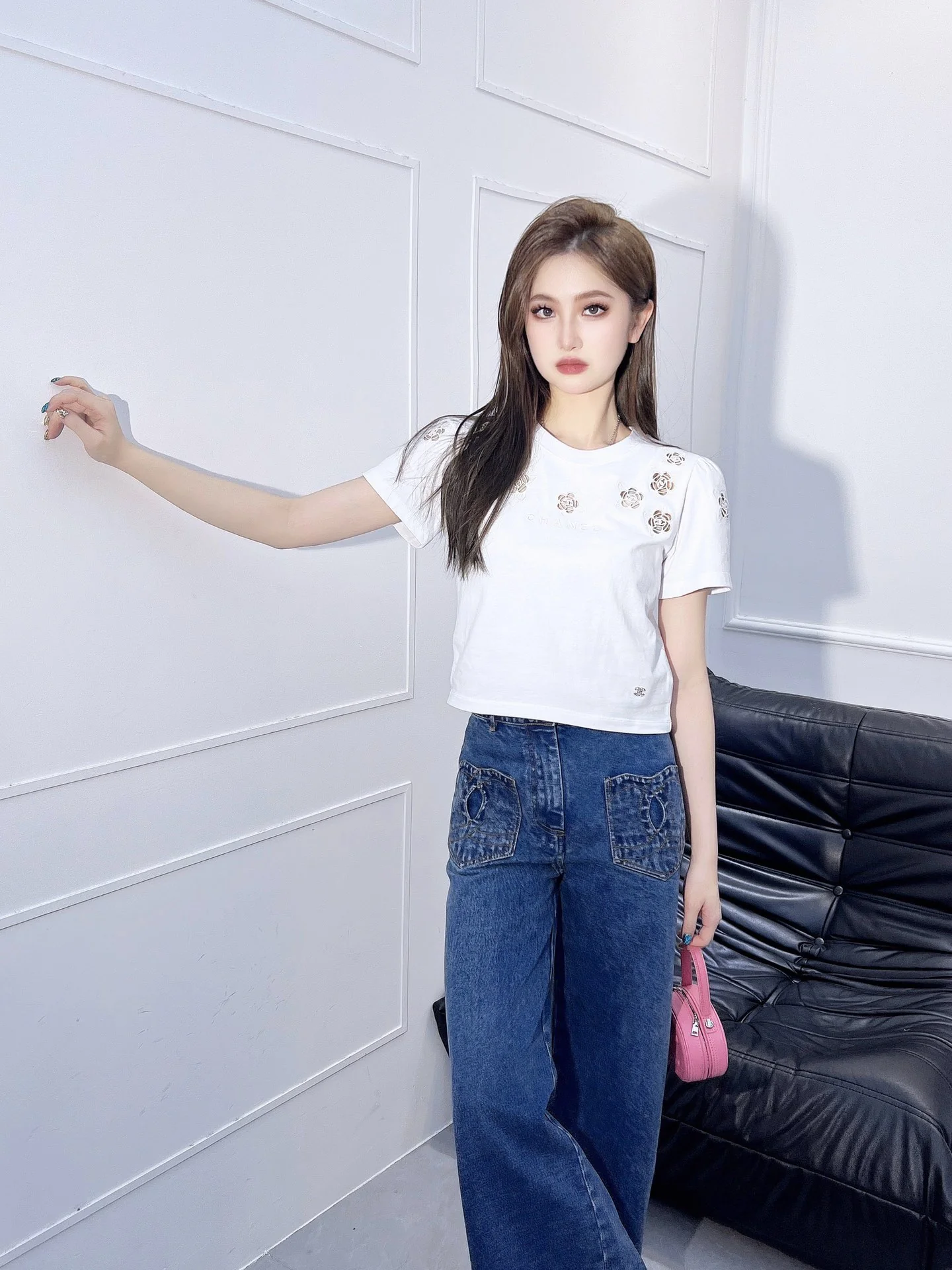 Футболка Chanel 2403 с цветочным принтом и вырезами - белая