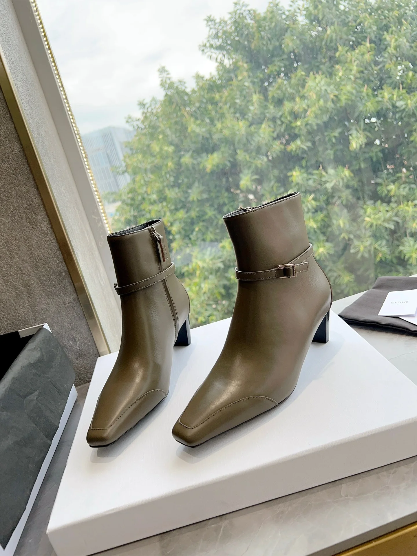 Новинка с показа Celine осень/зима 2023 — мотоциклетные ботильоны.