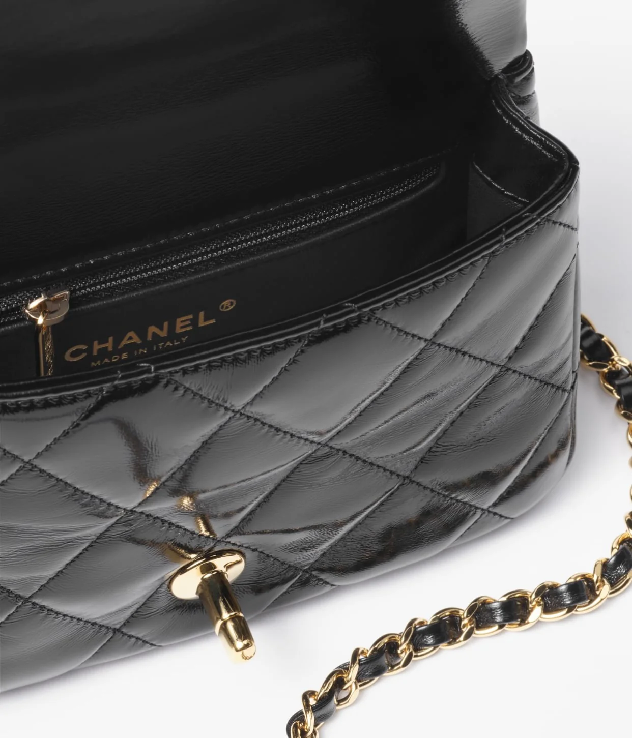 Маленькая черная сумка Chanel с клапаном и поворотной ручкой.