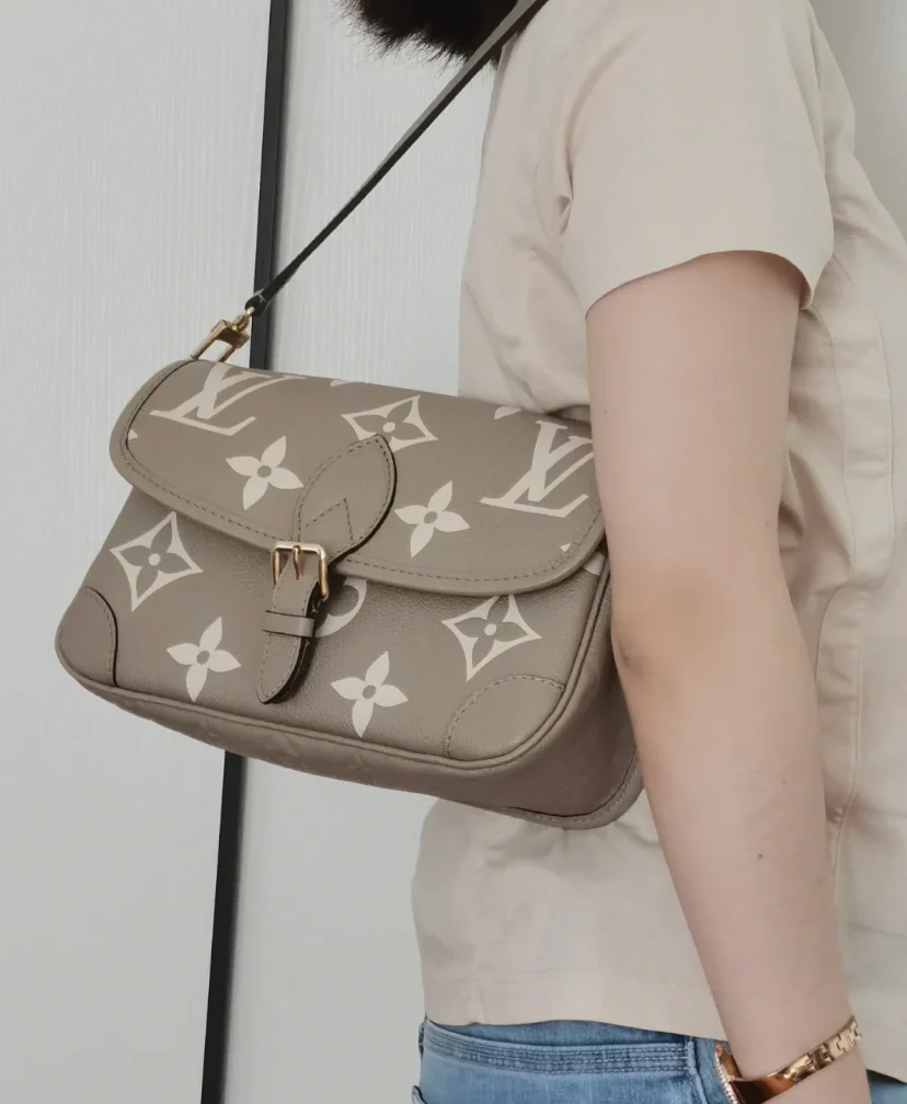 m46583-LV-diane Сумка-багет (наплечная/кроссбоди) - светло-серый