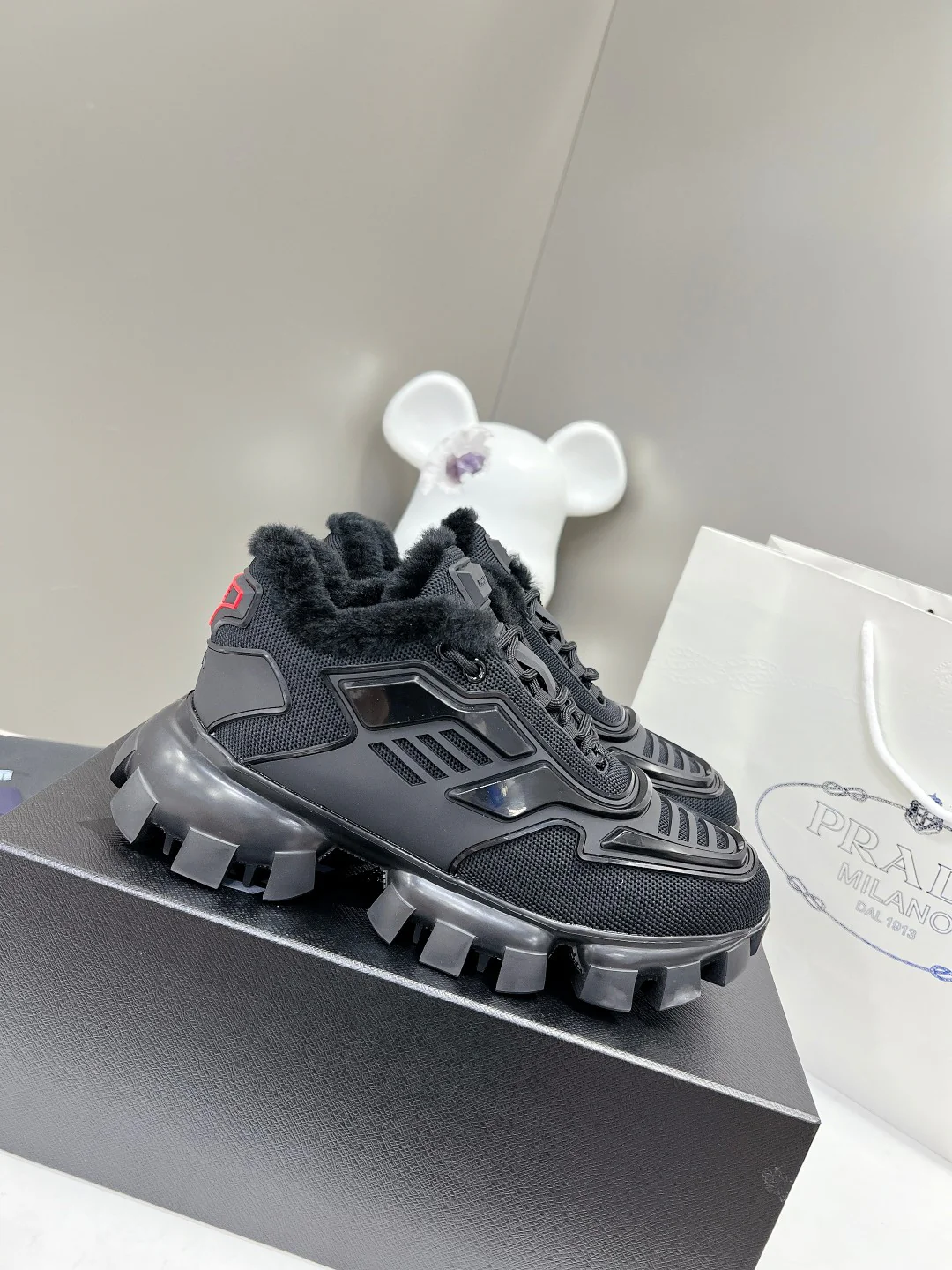 Новинка весны 2022 года от Prada - повседневные туфли на платформе - черные.