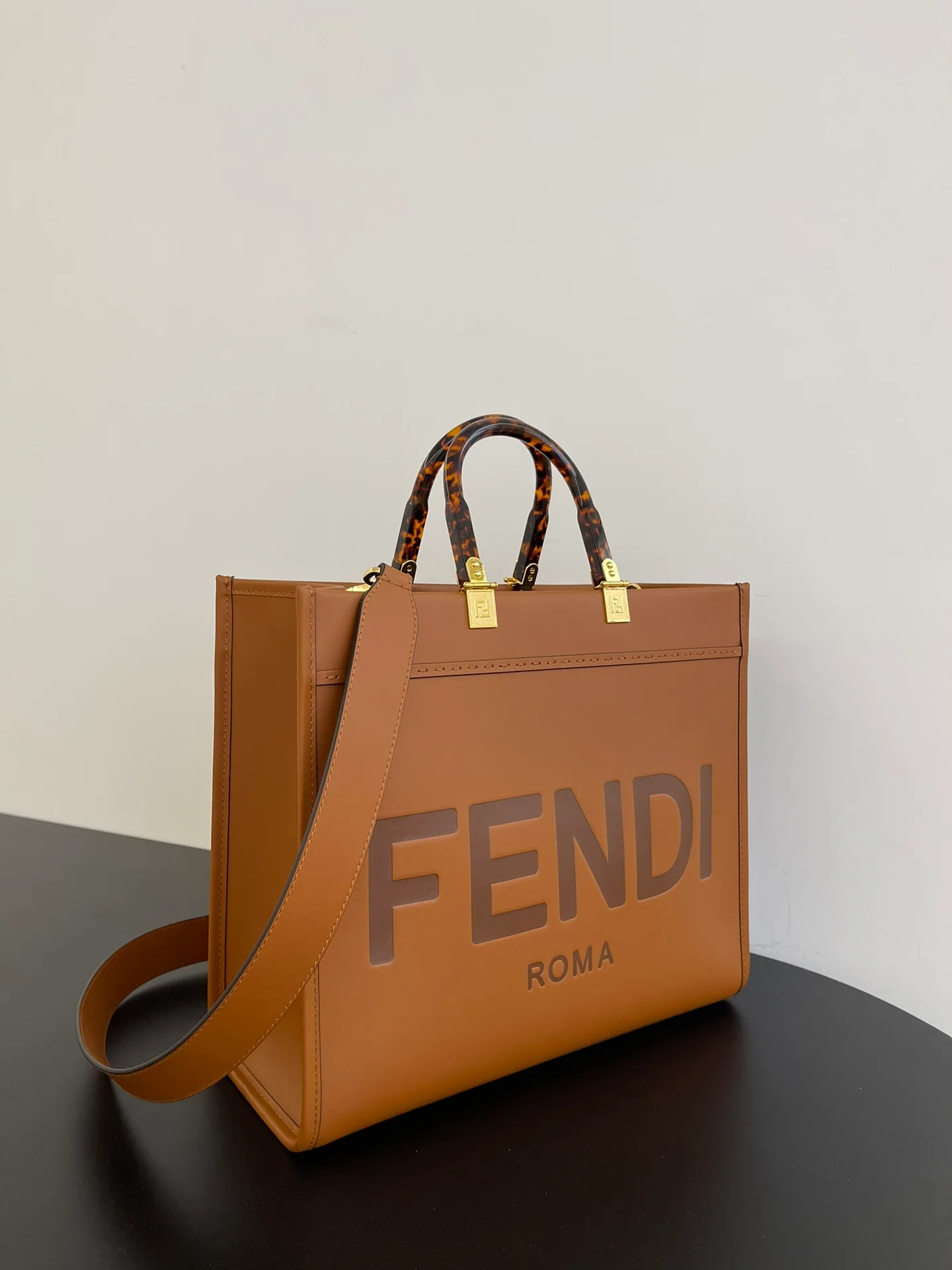 Сумка-тоут карамельного цвета с логотипом Fendi