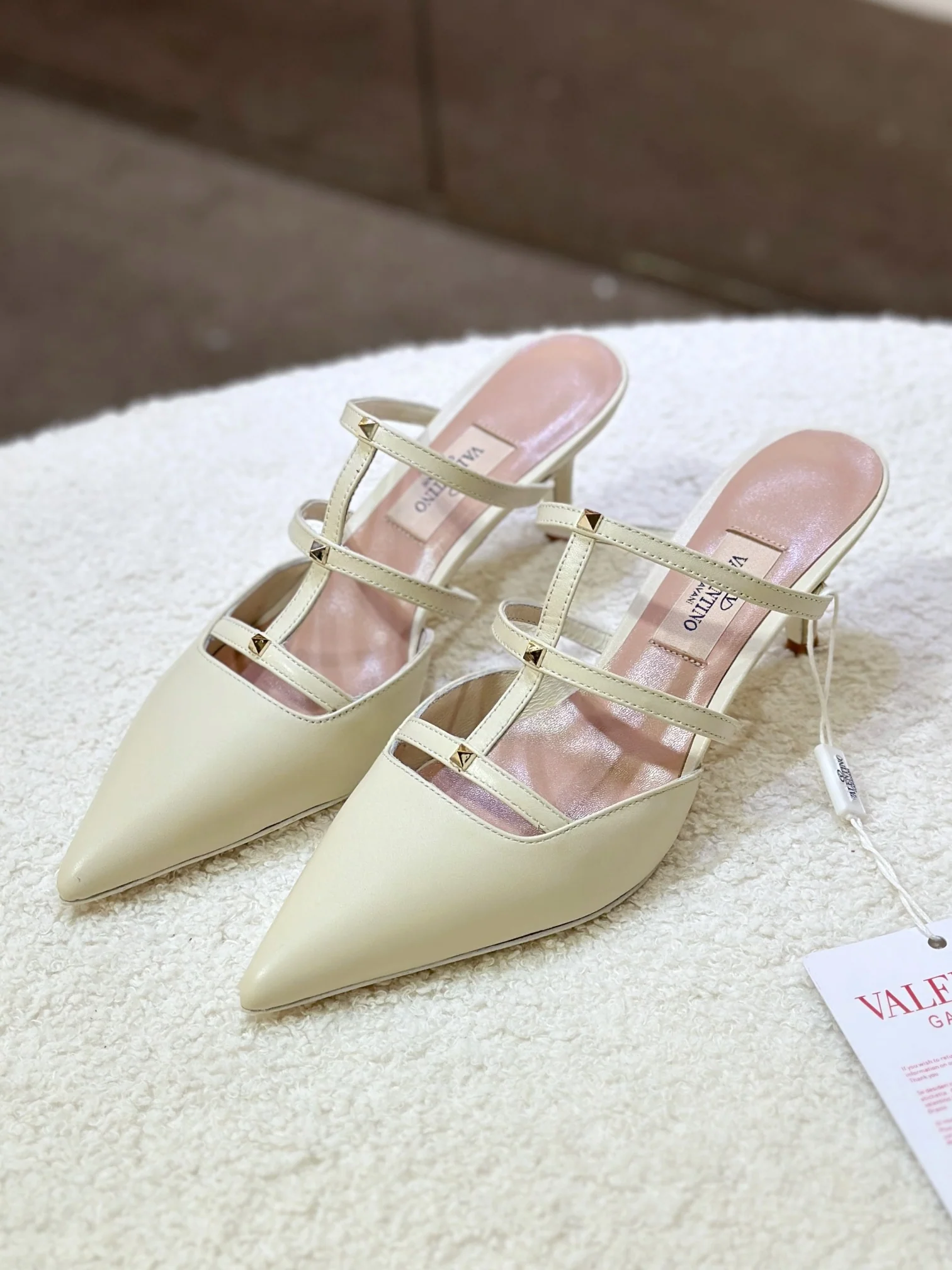 Сандалии Valentino 2024 с тремя ремешками и открытой пяткой - белые