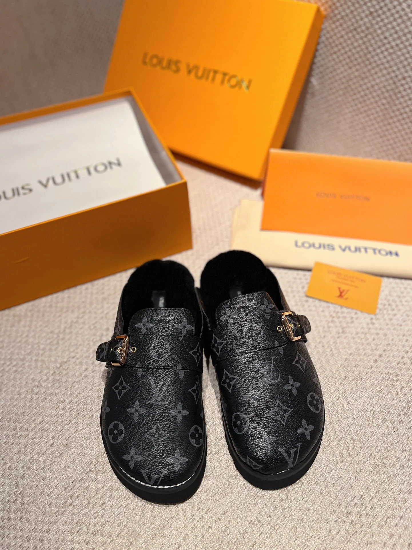 LV - Новинка сезона осень/зима 2022 - Меховые тапочки Birkenstock - Черные