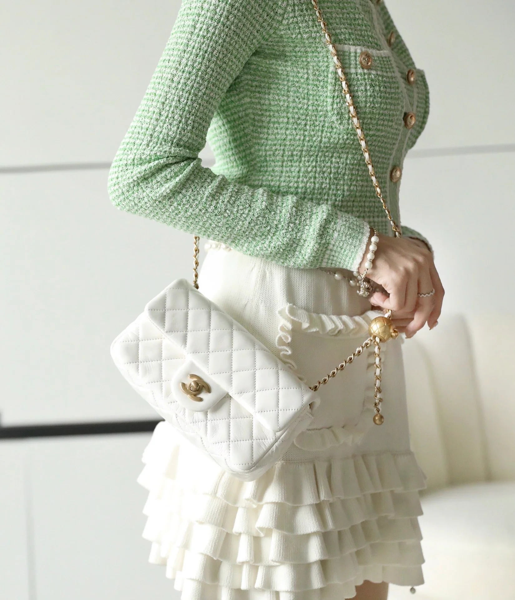 Chanel - Золотая сумка-клапан с шариком из углеродного волокна - Белая