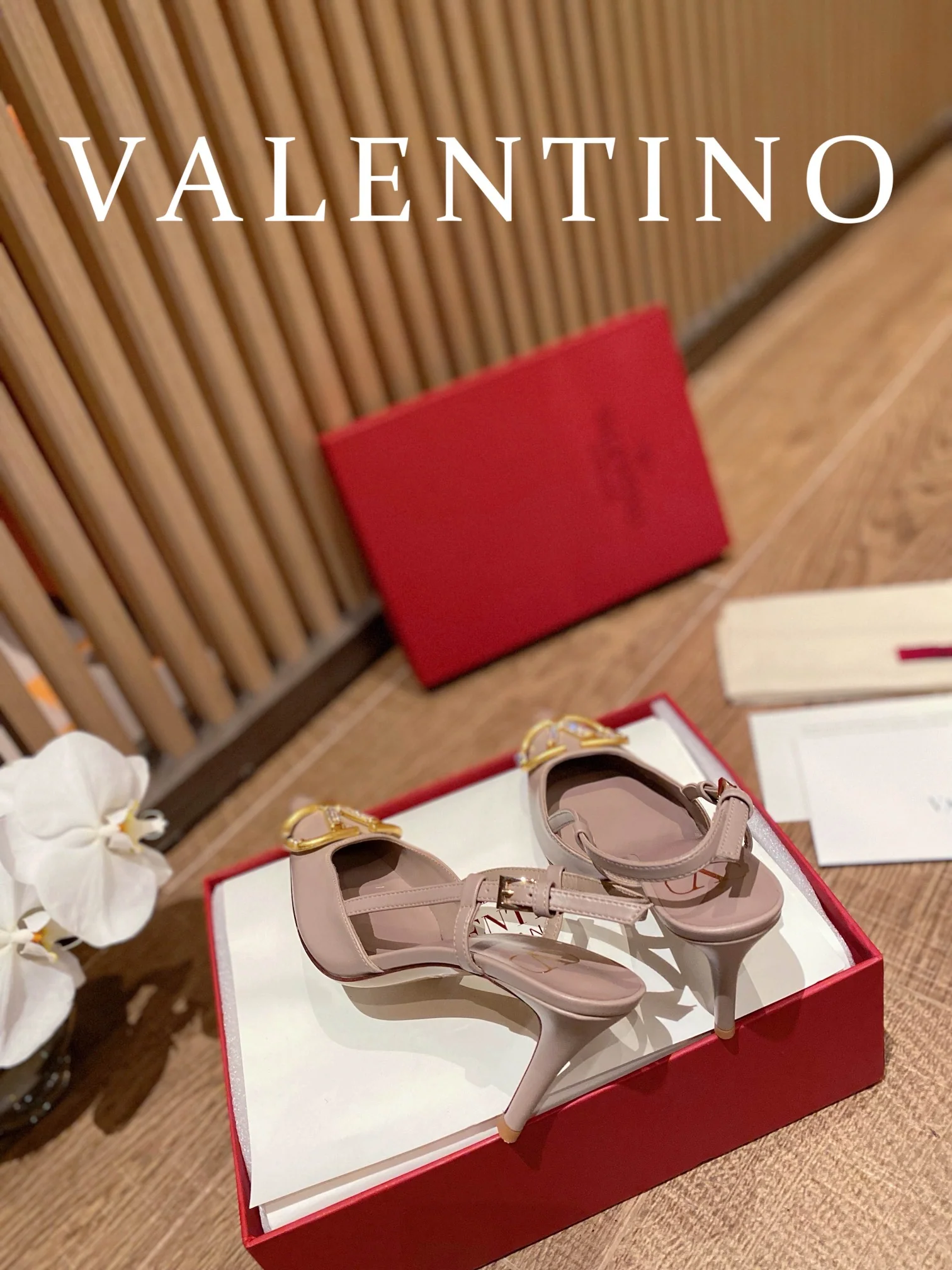 Туфли Valentino на каблуке с V-образным вырезом, бронзовой бриллиантовой пряжкой и открытой пяткой - розовые
