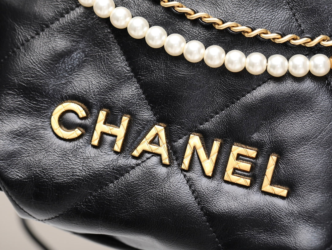 Новинка сезона весна/лето 2023 от Chanel - сумка 22 - мини - черный жемчуг - фото в действии