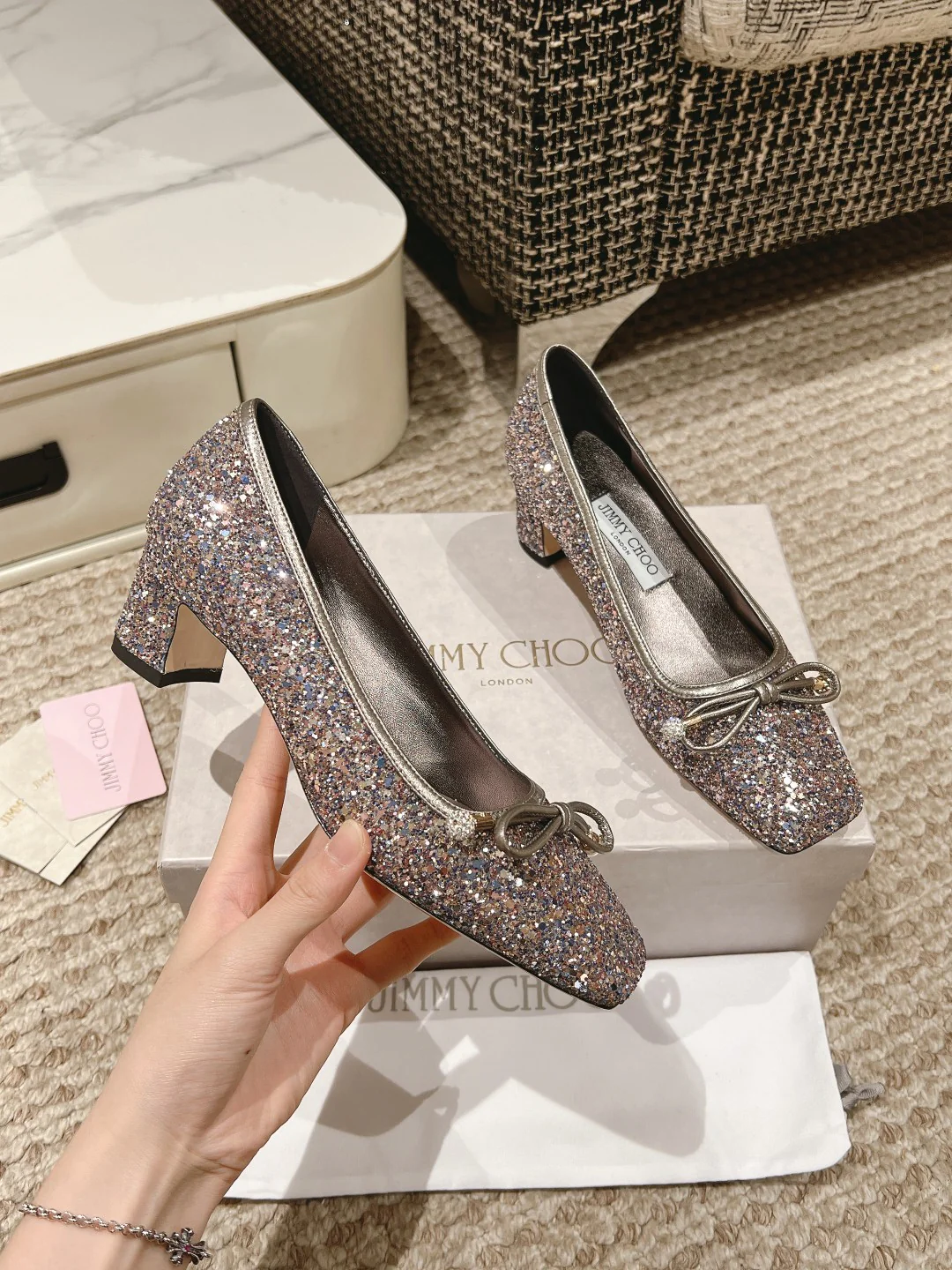 Jimmy - Простые туфли на низком каблуке с острым носком - Серебристые