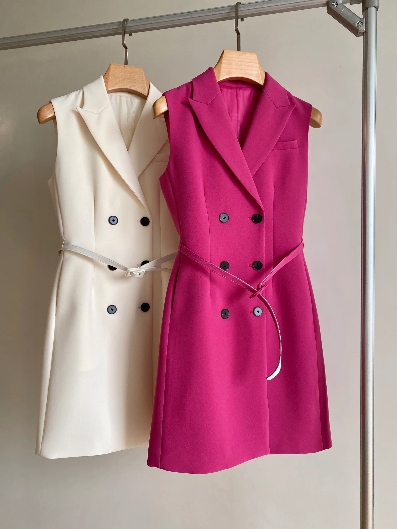 Платье миди Dior 2403-24ss весна/лето, с поясом, подчеркивающее талию, без рукавов, с воротником на пуговицах.