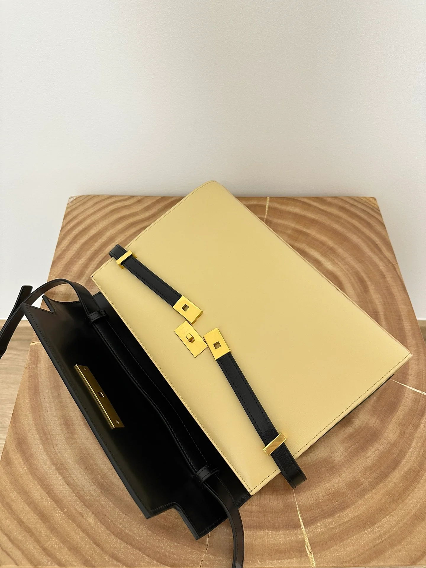 Зубочистка YSL Manhattan Texture Large, черная с абрикосовым оттенком