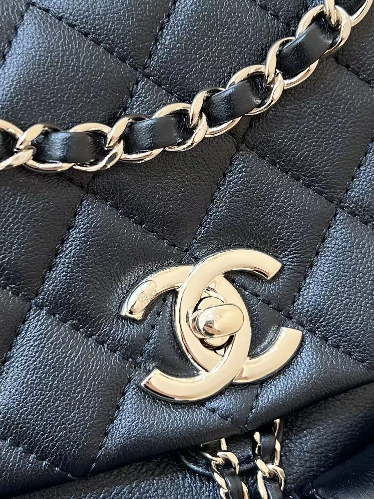 Коллекция Chanel Весна/Лето 2023 - Duma - Однотонный рюкзак из телячьей кожи - Черный