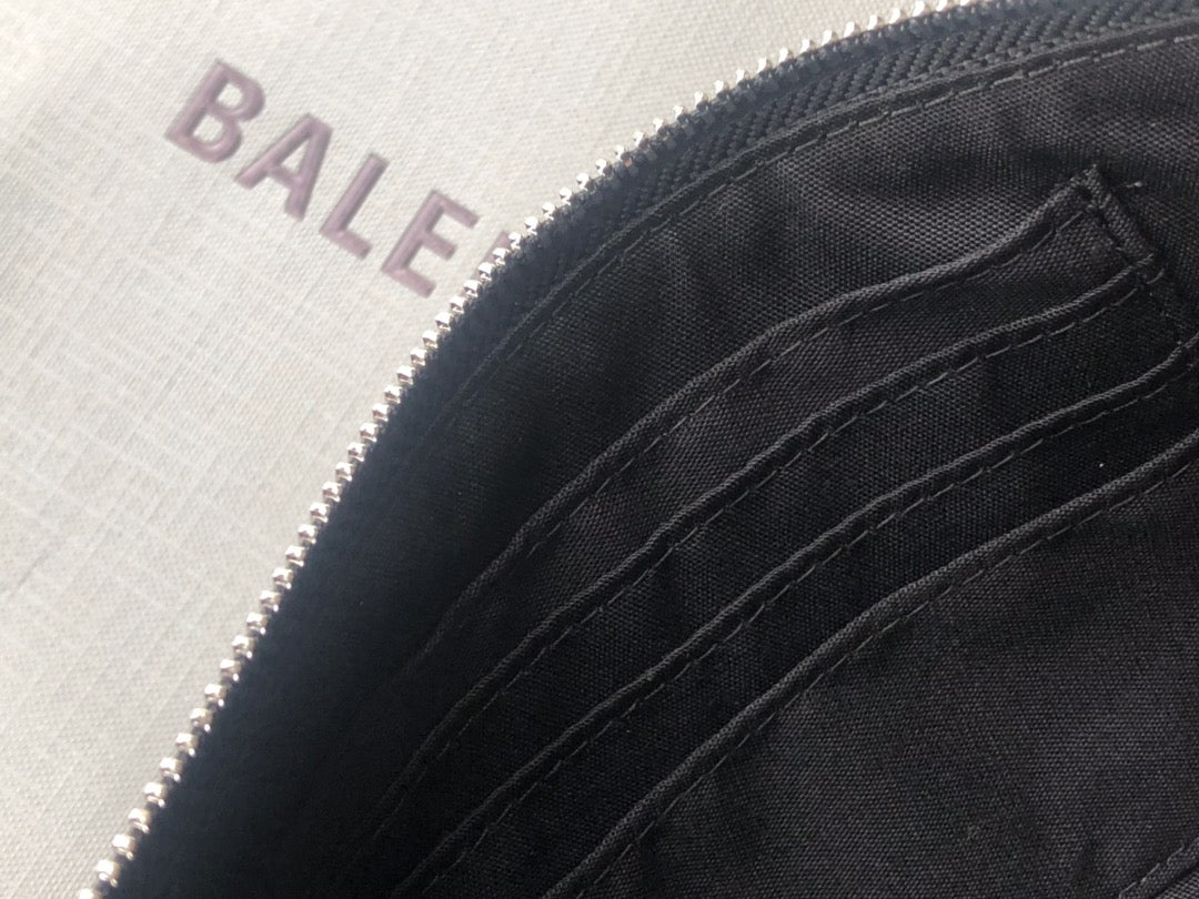 Balenciaga-一字拉链扁长夹／手拿包，可摊平放千元钞票