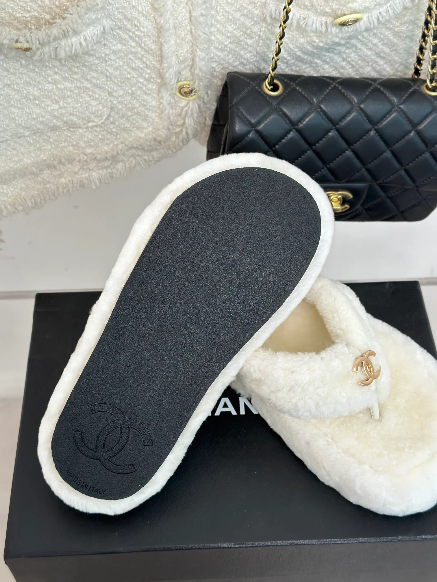 Новинка 2023 года от Chanel - Шлепанцы с меховой задней частью - Белые