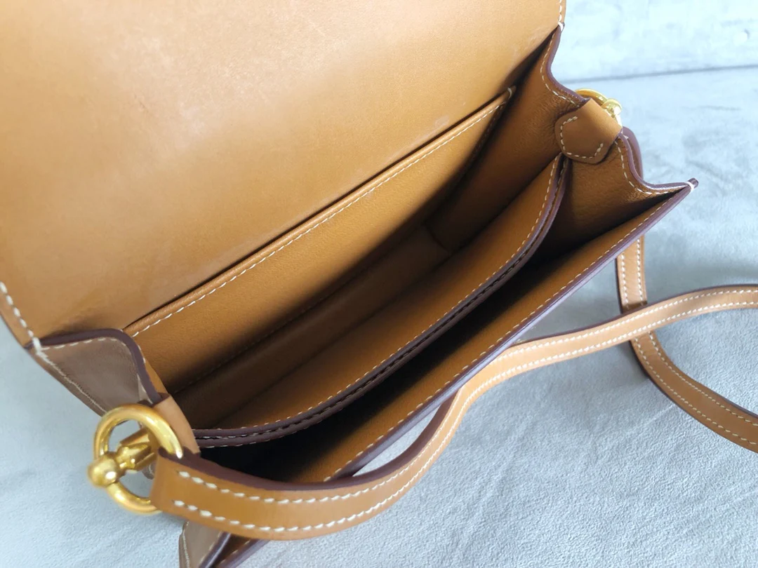 Сумка Hermes Roulis 19 из седельной кожи с золотой пряжкой.