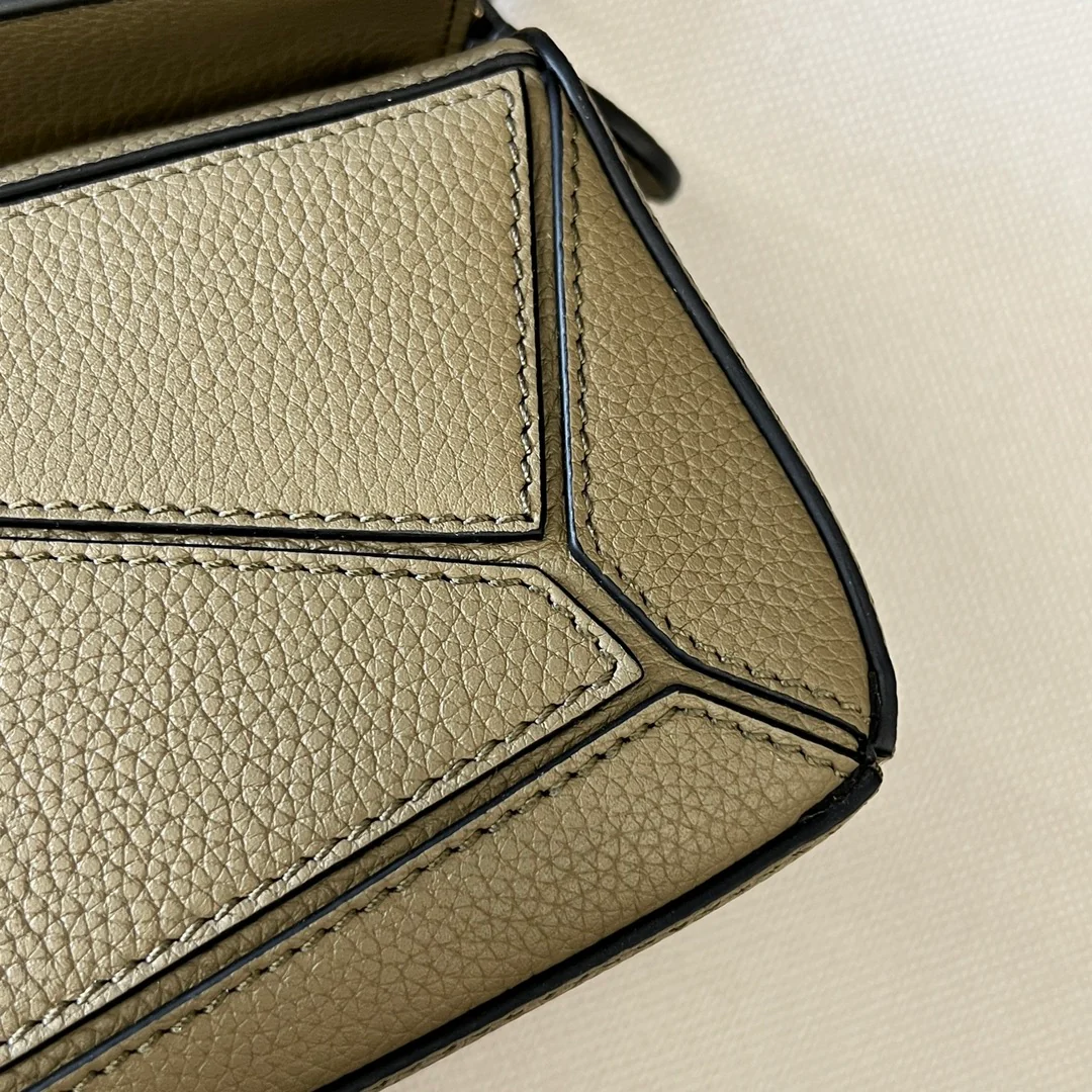 Сумочка Loewe Grain Leather Puzzle Handbag Mini Artichoke Green из зернистой кожи.