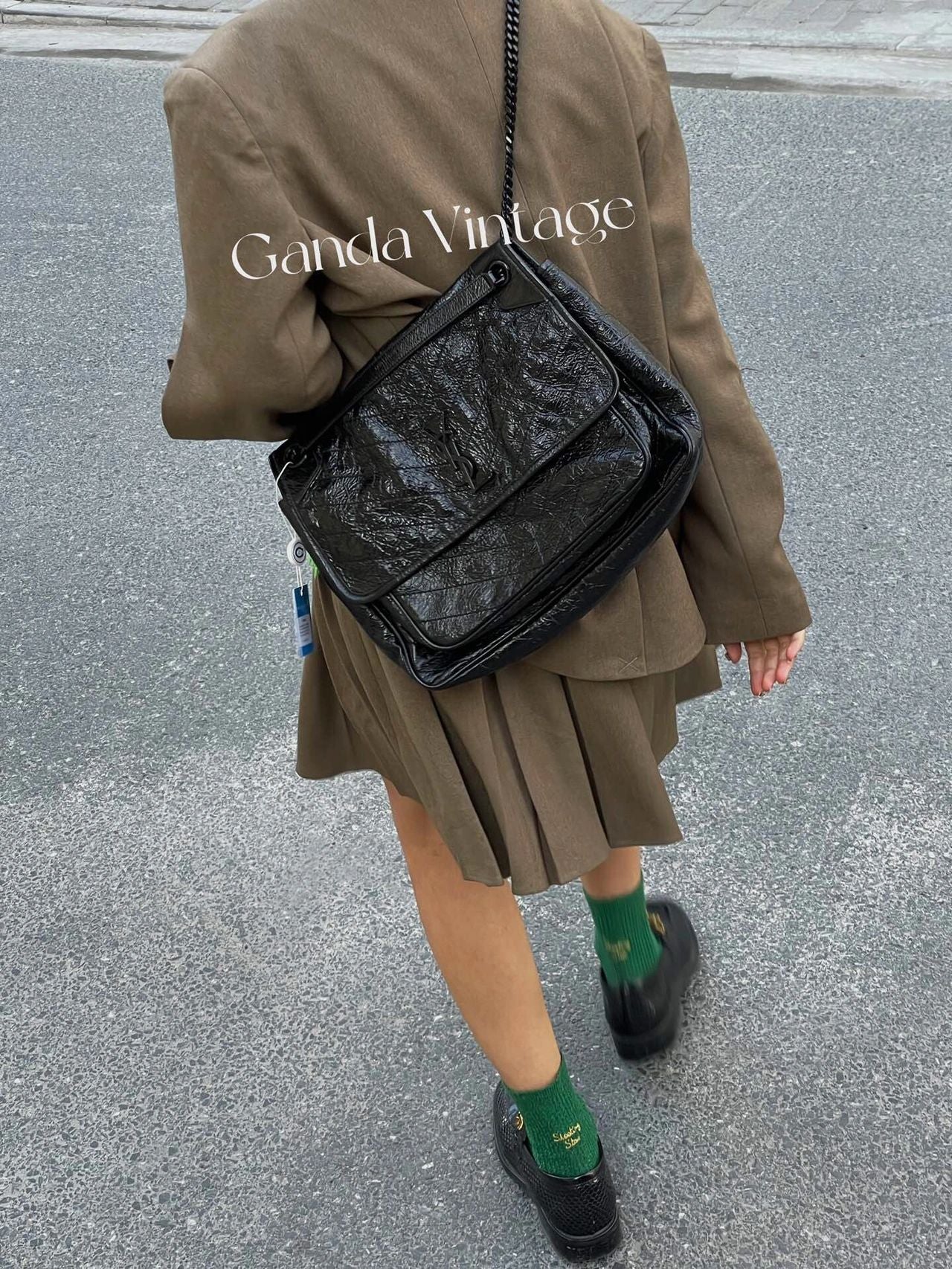 Часы YSL Niki Baby 28 см, кожаные, черные, с черной цепочкой — фото в движении.