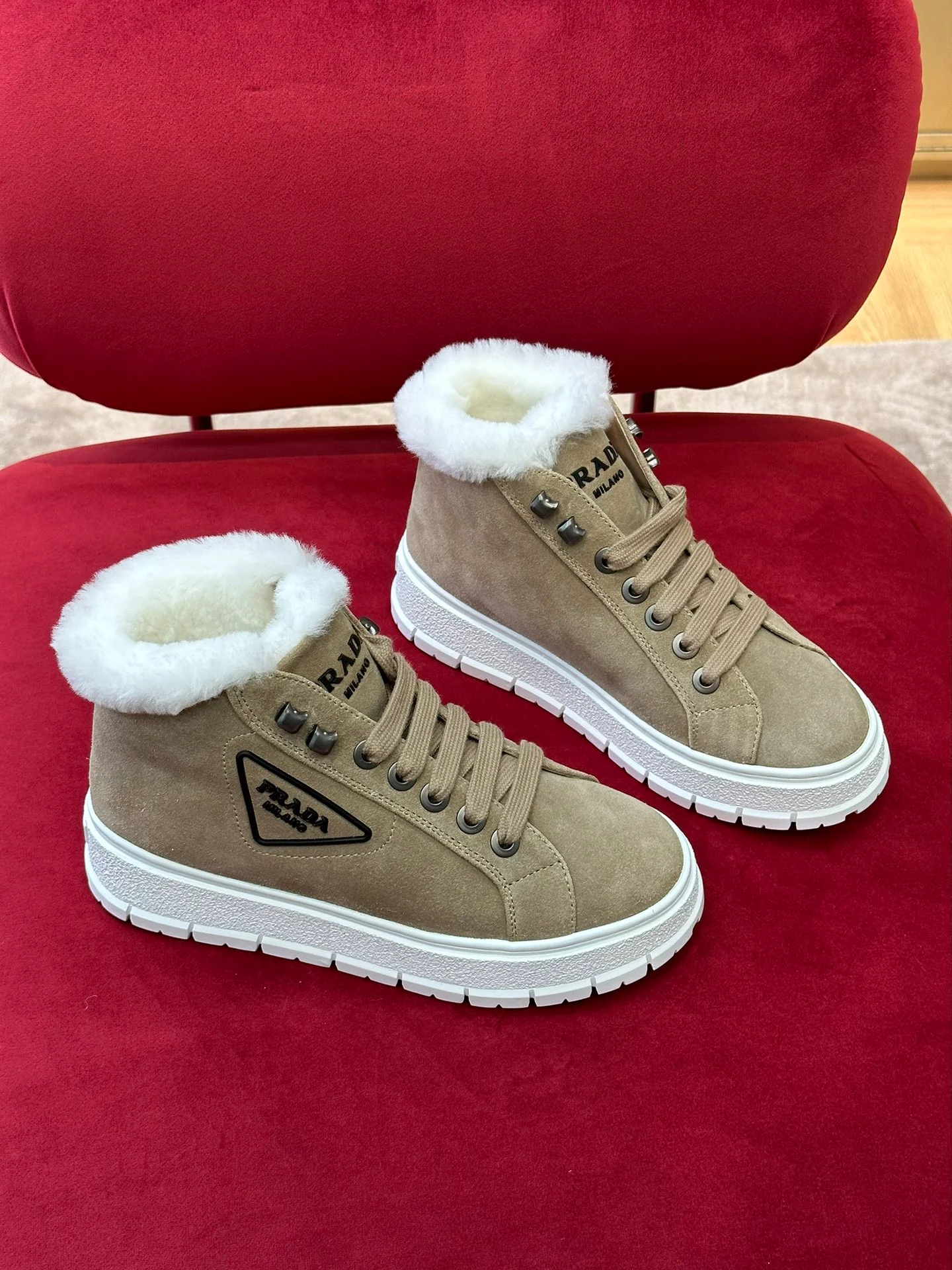 Prada - Новинка сезона осень/зима 2022 - Замшевые шерстяные кроссовки